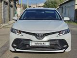 Toyota Camry 2020 года за 13 100 000 тг. в Шымкент – фото 2