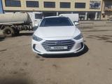 Hyundai Elantra 2017 года за 6 500 000 тг. в Уральск – фото 2