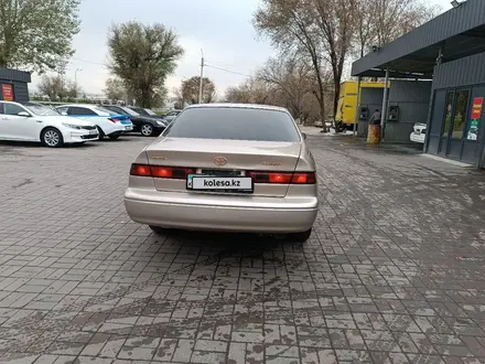 Toyota Camry 1998 года за 3 350 000 тг. в Тараз – фото 2