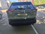 Toyota RAV4 2021 года за 14 700 000 тг. в Караганда – фото 2