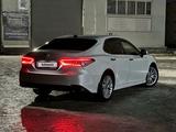 Toyota Camry 2019 года за 13 000 000 тг. в Актобе – фото 3