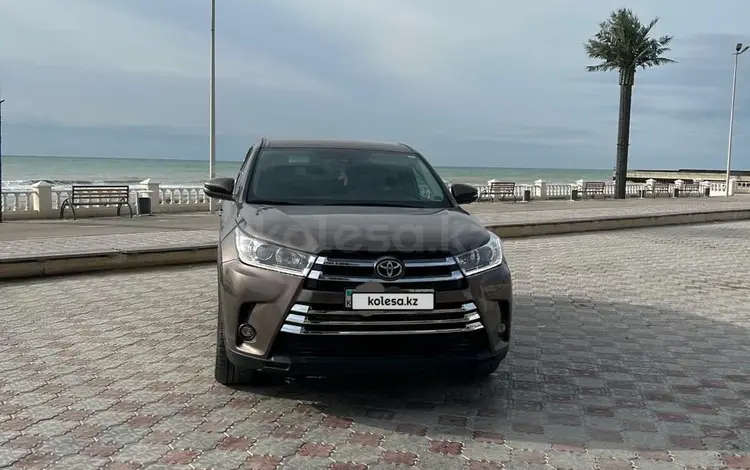 Toyota Highlander 2019 года за 20 000 000 тг. в Актау