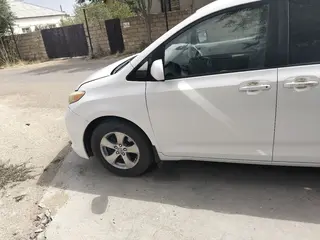 Toyota Sienna, 2011