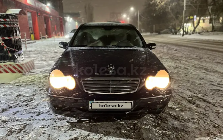 Mercedes-Benz C 180 2004 годаfor3 300 000 тг. в Астана