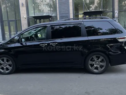 Toyota Sienna 2018 года за 15 500 000 тг. в Алматы