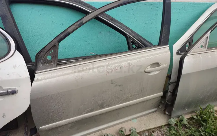 Водительскую дверь toyota avensis за 50 000 тг. в Алматы