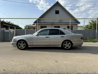 Mercedes-Benz E 240