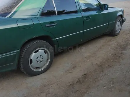 Mercedes-Benz E 200 1993 года за 900 000 тг. в Павлодар – фото 2
