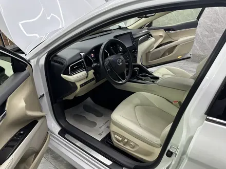 Toyota Camry 2023 года за 15 500 000 тг. в Атырау – фото 19