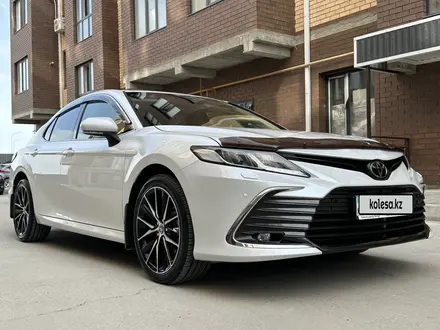 Toyota Camry 2023 года за 15 500 000 тг. в Атырау