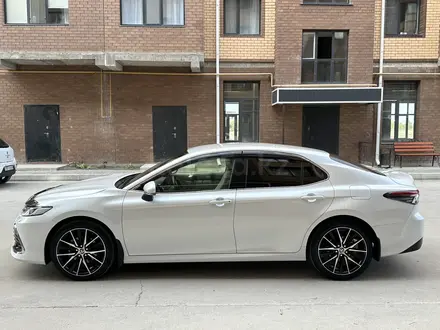 Toyota Camry 2023 года за 15 500 000 тг. в Атырау – фото 5