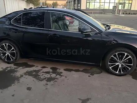 Toyota Camry 2018 года за 9 000 000 тг. в Уральск – фото 3