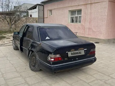 Mercedes-Benz E 200 1994 года за 600 000 тг. в Жанаозен – фото 3