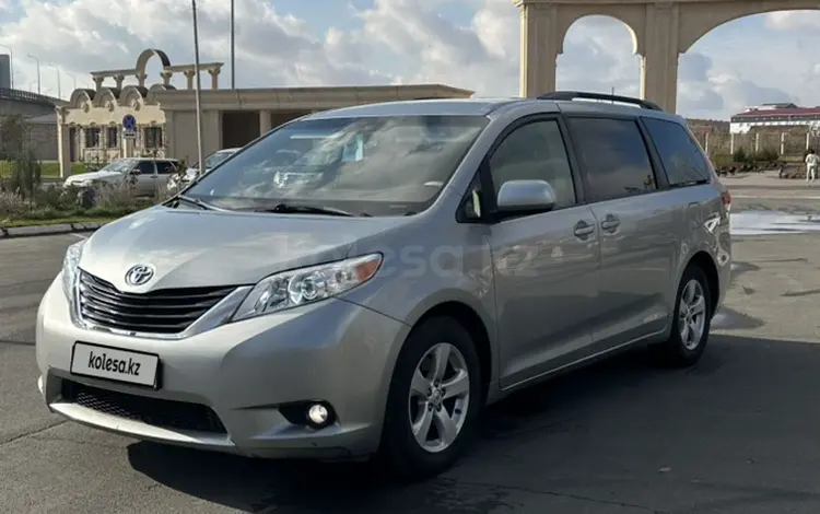 Toyota Sienna 2014 годаfor13 000 000 тг. в Атырау