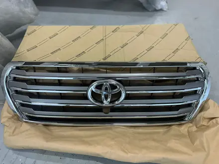 Решетка радиатора оригинал под камеру Land Cruiser 200 (12-15) за 110 000 тг. в Астана