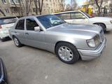 Mercedes-Benz E 220 1993 года за 1 700 000 тг. в Алматы – фото 2