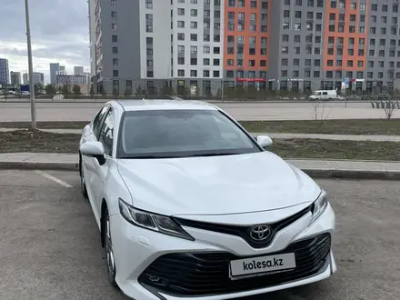 Toyota Camry 2019 года за 12 700 000 тг. в Астана – фото 2