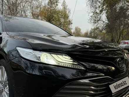 Toyota Camry 2020 года за 13 700 000 тг. в Алматы – фото 7