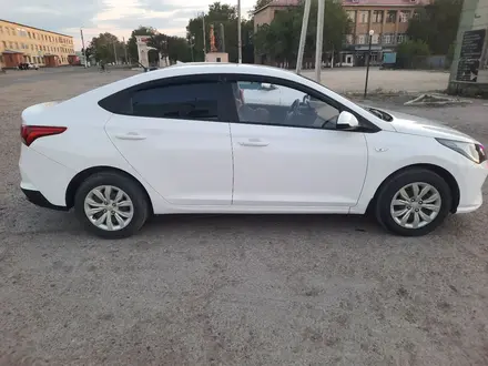 Hyundai Accent 2022 года за 7 700 000 тг. в Караганда – фото 2