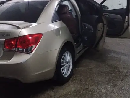 Chevrolet Cruze 2010 года за 3 500 000 тг. в Семей – фото 2