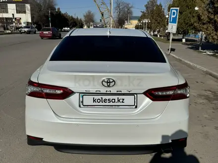 Toyota Camry 2021 года за 17 400 000 тг. в Алматы – фото 3