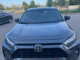 Toyota RAV4 2022 года за 18 500 000 тг. в Актобе – фото 2