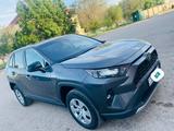 Toyota RAV4 2022 года за 18 500 000 тг. в Актобе