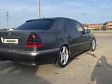 Mercedes-Benz C 240 1998 года за 2 500 000 тг. в Атырау – фото 3