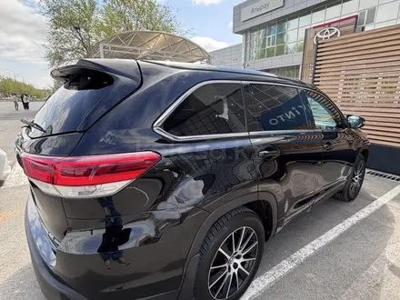 Toyota Highlander 2017 года за 18 500 000 тг. в Уральск – фото 2