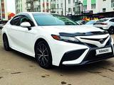 Toyota Camry 2021 года за 13 600 000 тг. в Алматы