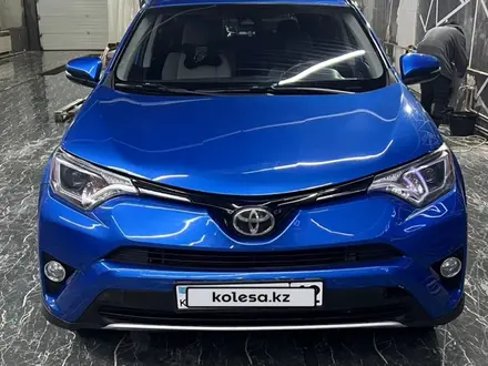 Toyota RAV4 2017 года за 11 400 000 тг. в Жанаозен