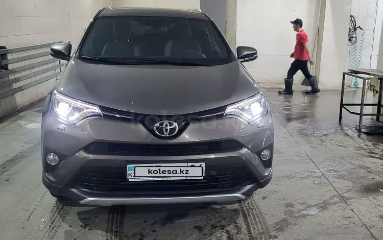 Toyota RAV4 2018 года за 11 600 000 тг. в Актобе