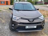 Toyota RAV4 2018 года за 11 600 000 тг. в Актобе – фото 2