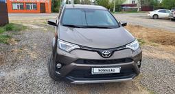 Toyota RAV4 2018 года за 11 600 000 тг. в Актобе – фото 2