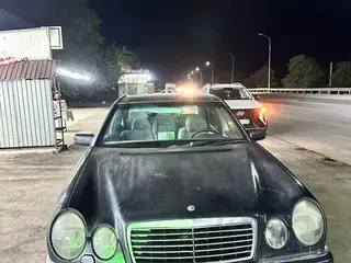 Mercedes-Benz E 230