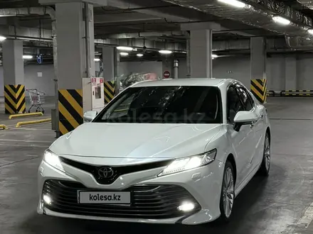 Toyota Camry 2018 года за 14 200 000 тг. в Алматы – фото 2