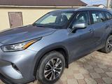 Toyota Highlander 2024 года за 26 000 000 тг. в Уральск