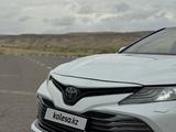 Toyota Camry 2018 года за 12 800 000 тг. в Жанаозен – фото 2