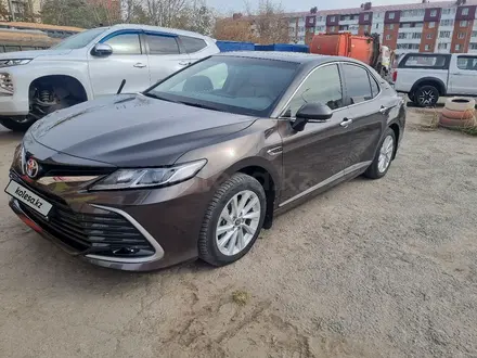 Toyota Camry 2022 года за 17 750 000 тг. в Костанай – фото 2
