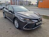 Toyota Camry 2022 года за 17 750 000 тг. в Костанай – фото 4