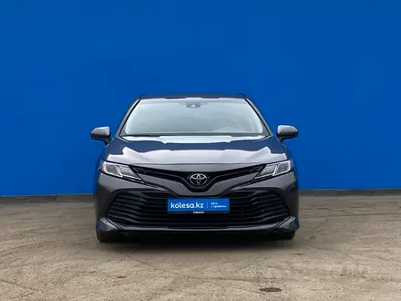 Toyota Camry 2018 года за 11 830 000 тг. в Алматы – фото 2