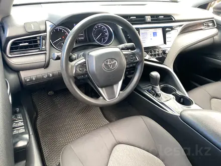 Toyota Camry 2018 года за 11 830 000 тг. в Алматы – фото 8