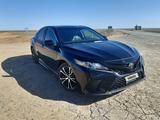 Toyota Camry 2018 года за 8 500 000 тг. в Уральск – фото 2