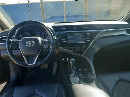 Toyota Camry 2018 года за 8 500 000 тг. в Уральск – фото 4