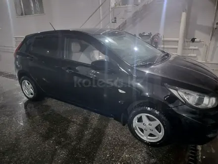 Hyundai Solaris 2013 года за 4 200 000 тг. в Актобе – фото 2