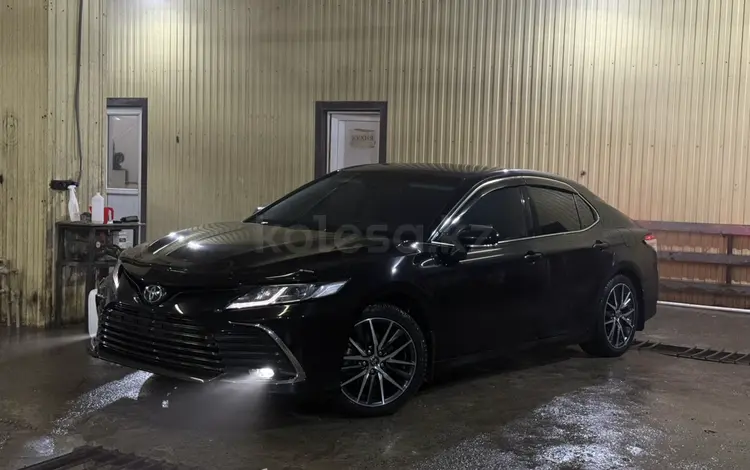 Toyota Camry 2023 года за 17 500 000 тг. в Атырау