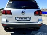 Volkswagen Touareg 2007 года за 5 000 000 тг. в Алтай – фото 2