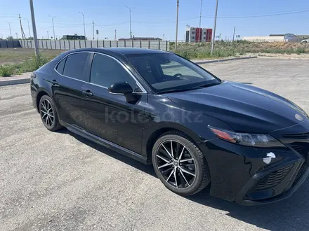 Toyota Camry 2022 года за 13 000 000 тг. в Атырау – фото 2