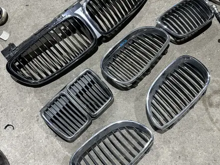 Решетка на Bmw за 9 900 тг. в Актау – фото 2
