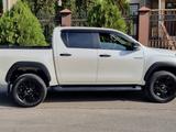 Toyota Hilux 2022 года за 23 700 000 тг. в Алматы – фото 2